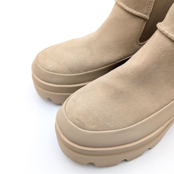 NWT UGG Brisbane Chelsea Boots - Picture 2 of 8